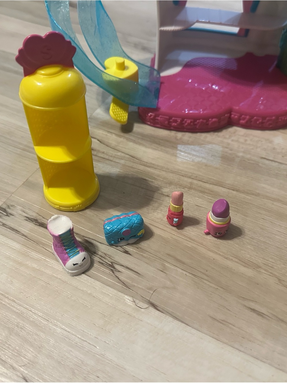 Shopkins Fashion Spree Fashion Boutique Playset w/ Shopkins & Accessories - Picture 2 of 5